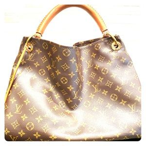 Louis Vuitton Artsy MM handbag.